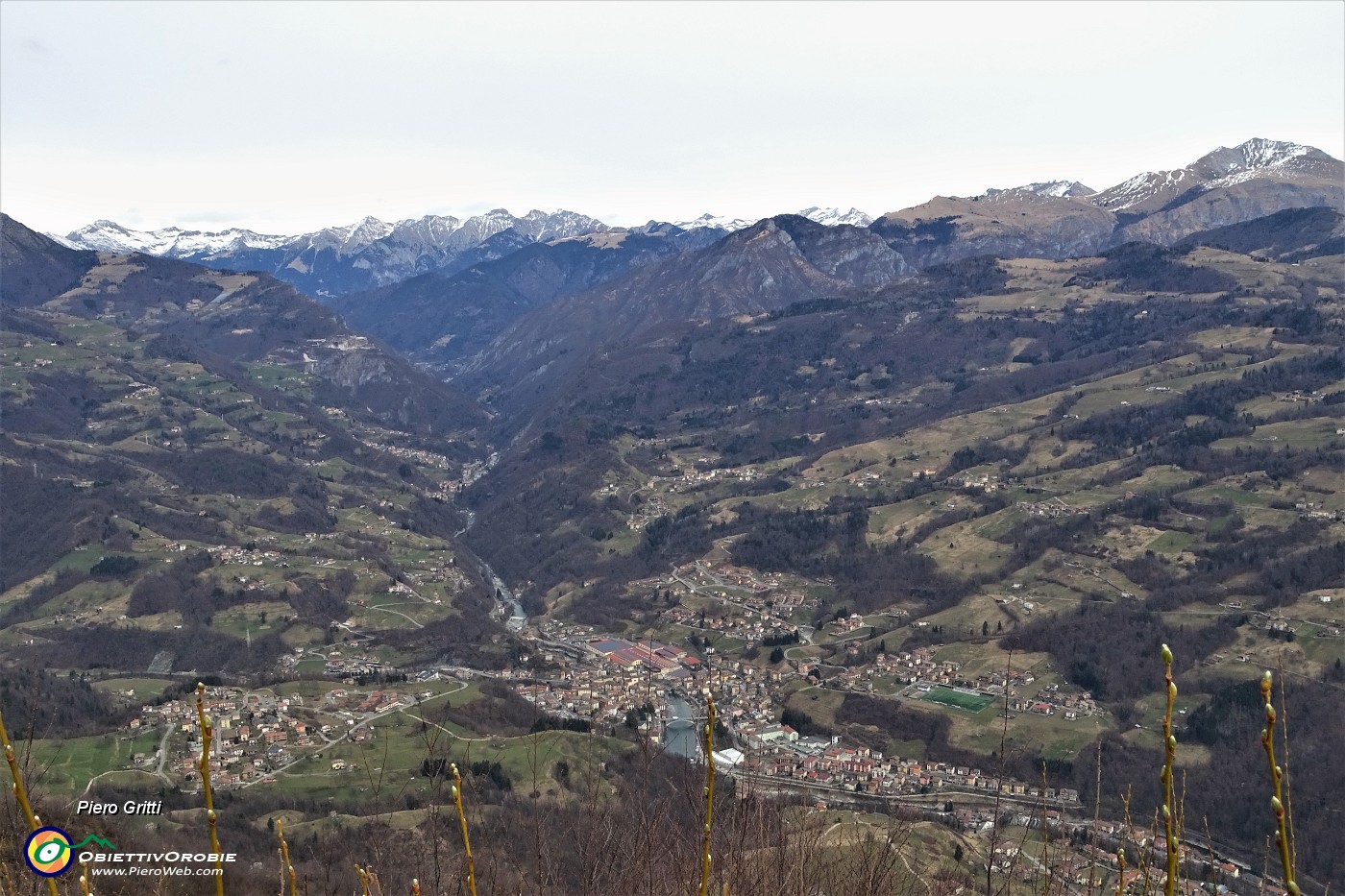 60 Panorama su S. Giovanni Bianco dalla Croce del Ronco Molinasco (1179 m).JPG
